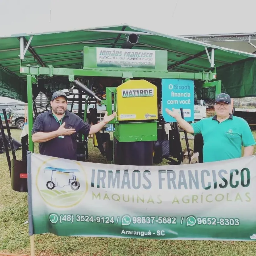 Senhor Nilton e colheitadeira Irmãos Francisco